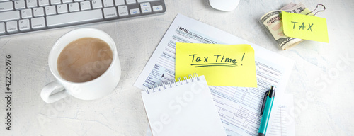 Foto Banner with Tax time - Notification of need to file tax returns, tax form at accountant's workplace