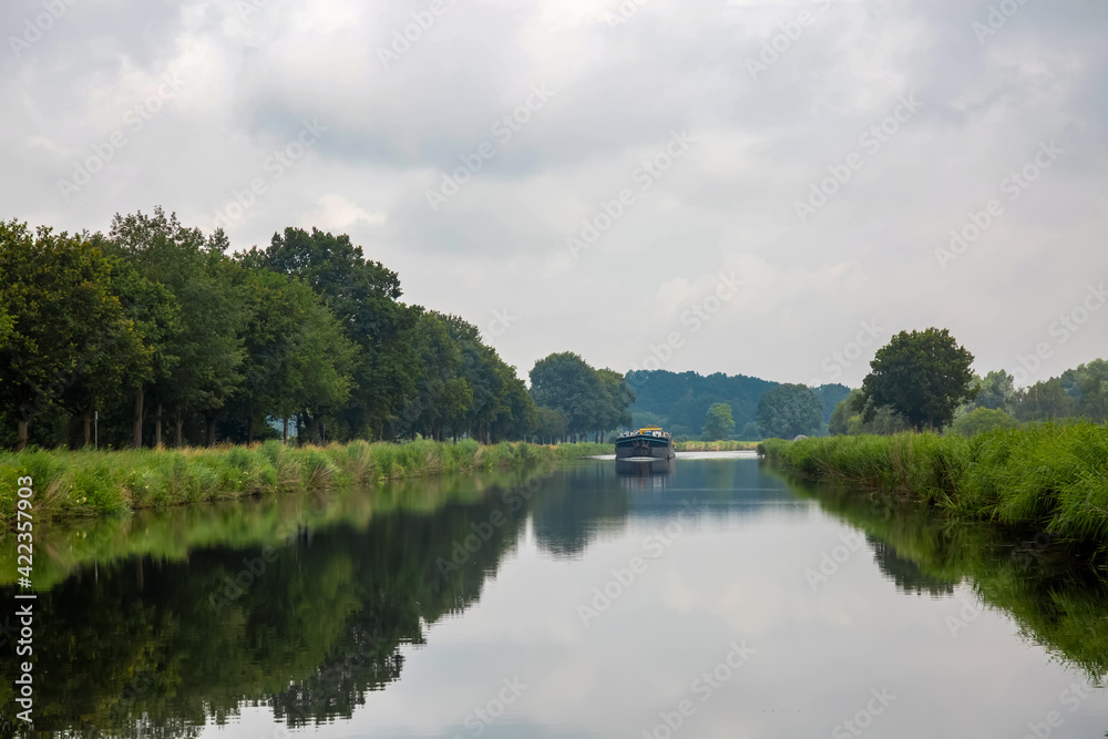 Fototapeta premium Ein Frachter auf dem Trave-Lübeck-Kanal
