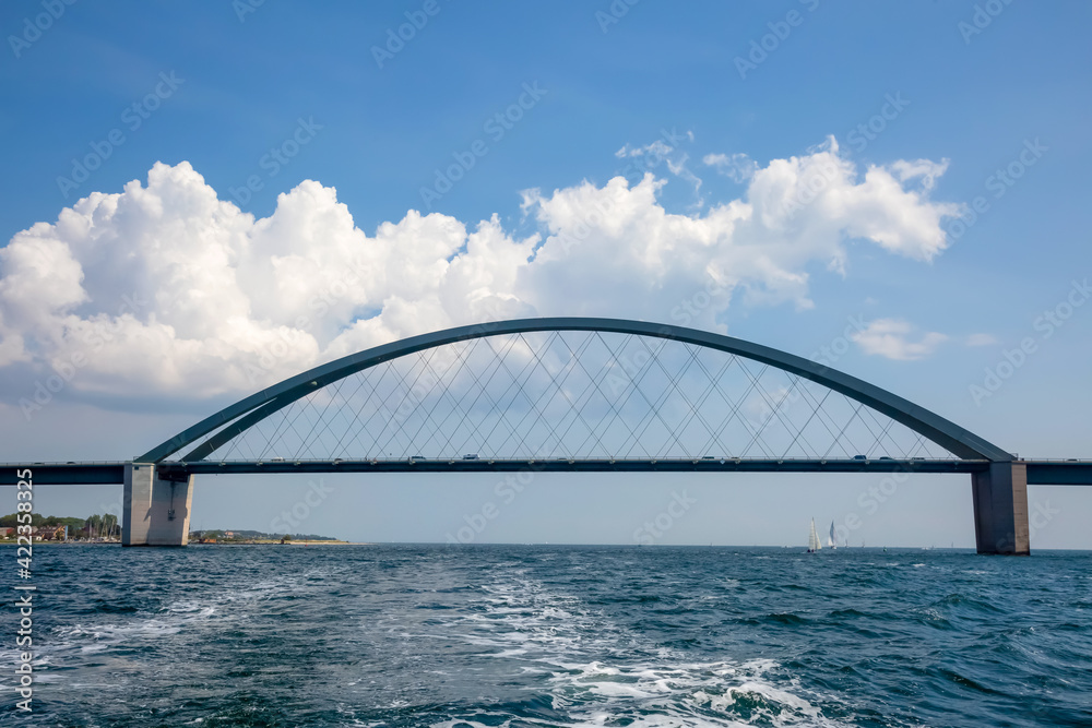 Obraz premium Aussicht auf die Brücke nach Fehmarn über den Fehmarnsund an der Ostsee