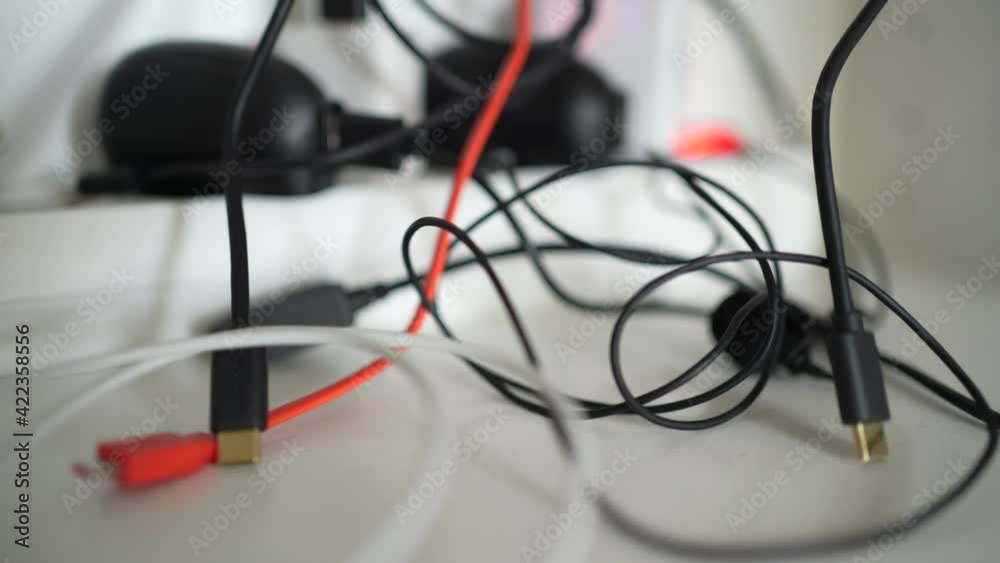 phone charging wires, 25fps, 4K phone charging wires, 25fps, 4K