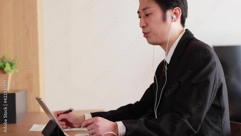 テレビ電話で話す日本人ビジネスマン