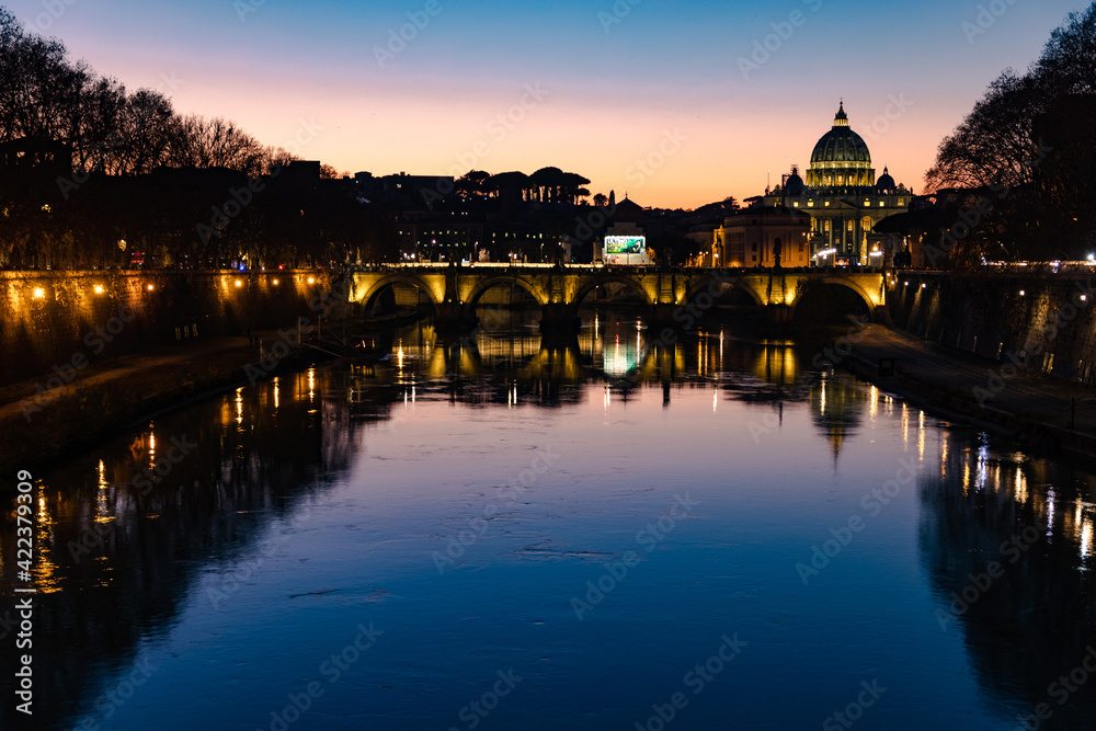 Tramonto Roma con vista della basilica di San Pietro