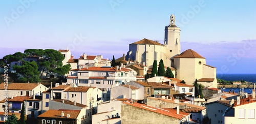 Foto Les maisons du centre historique de Cadaqués autour de l'église.