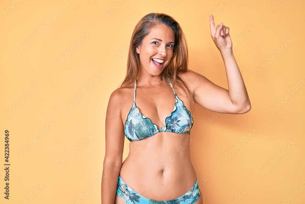 Graf Kort leven Boekwinkel Spaanse vrouw van middelbare leeftijd die een bikini draagt die de vinger  omhoog wijst met een succesvol idee. verlaten en gelukkig. nummer een.  #422384969 - Textielposter