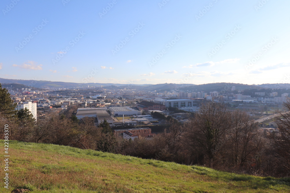 Vue d'ensemble de la ville de Saint Etienne depus la colline de Montreynaud, ville de Saint Etienne, département de la Loire, France Vue d'ensemble de la ville de Saint Etienne depus la colline de Montreynaud, ville de Saint Etienne, département de la Loire, France