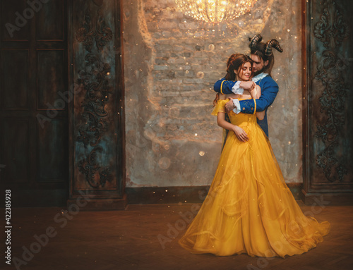 Fotografia Couple embrace in room old castle