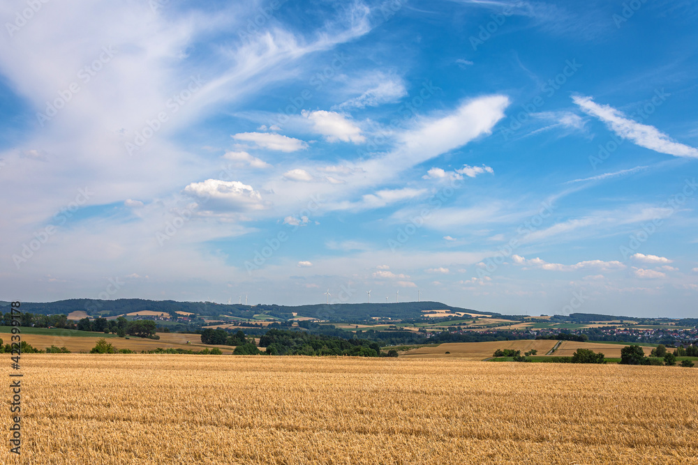 Weitläufige Sommerlandschaft mit schönem Wolkenhimmel im Frankenwald bei Küps, Bayern