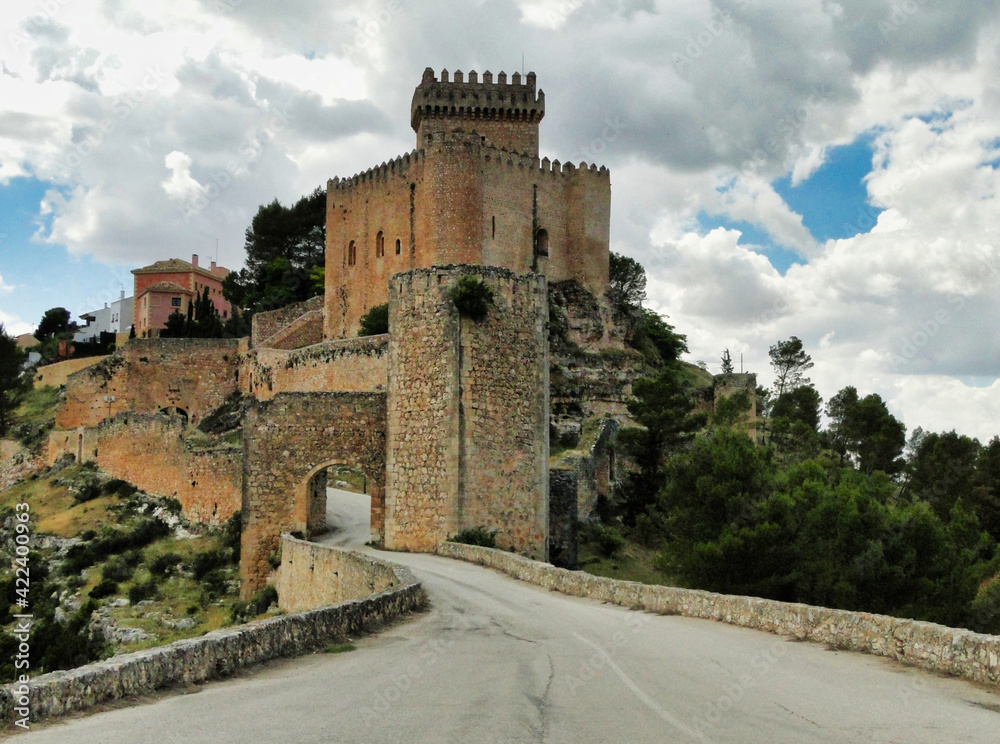 Puerta de entrada a la villa medieval de Alarcón, España, en un puente sobre el río Júcar, con el Castillo al fondo