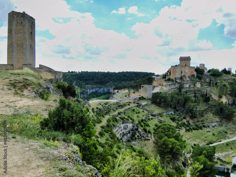 Torre de vigilancia y castillo medieval de Alarcón, utilizado como hotel turístico de lujo bajo la gestión del estado español