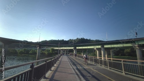 한국 서울 한강 산책 자전거타는 사람들 푸른하늘 풍경,