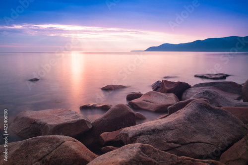 Foto stones conveys a romantic feeling on a desert coastline with water