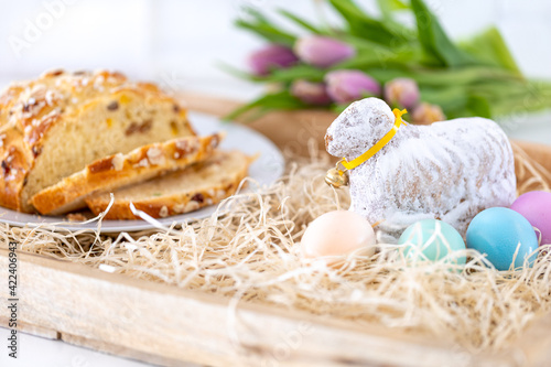 Ostergebäck zum Osterfrühstück mit Tulpen photo