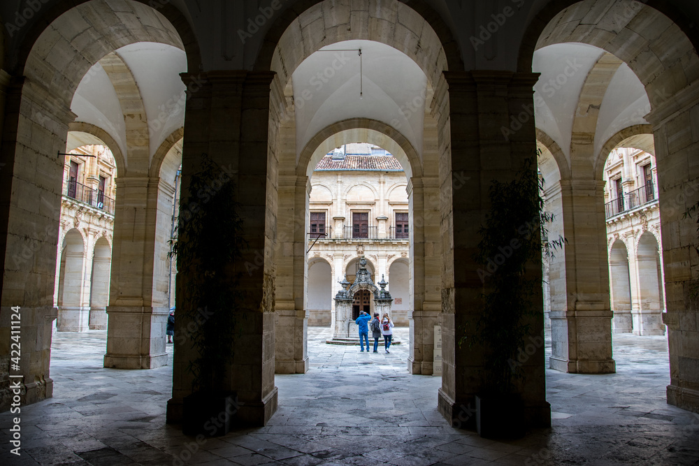 Vista del patio del Monasterio Neoclásico de Uclés, España, desde las columnatas de la entrada