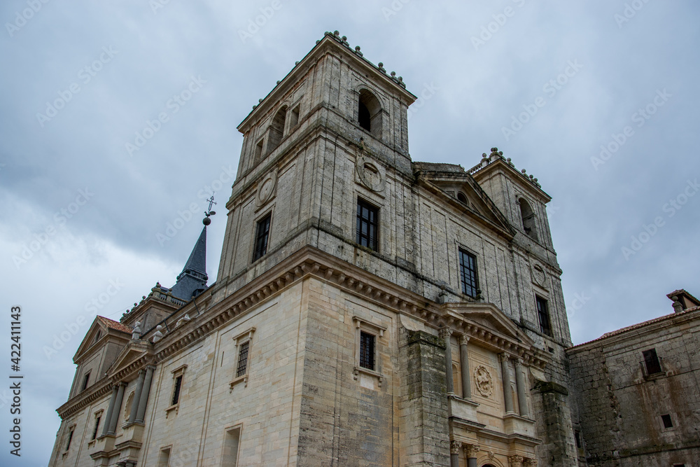 Vista en ángulo bajo y lateral de la fachada de la iglesia del monasterio de Uclés, España