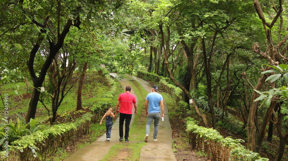 caminata por senderos en parques Guayaquil