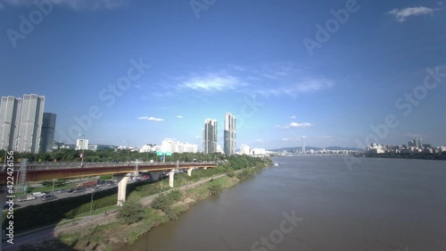 한국 서울 한강 푸른하늘 산책하는 사람들 지나가는 차량들 흐르는 강물 도시전경 다리위에서 보는 풍경 photo