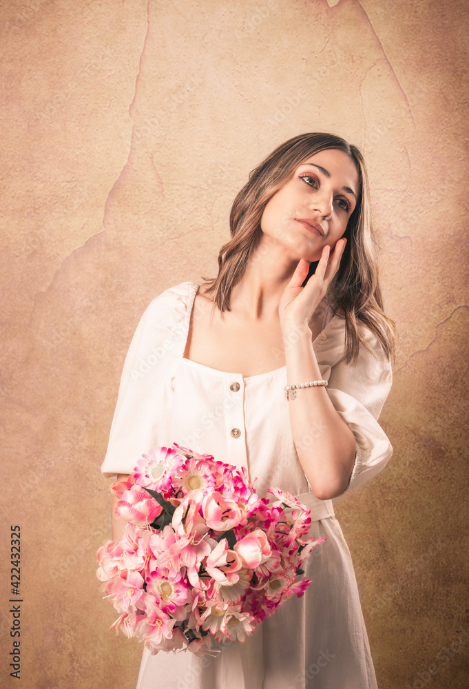 Fototapeta premium mujer sonriendo posando con flores