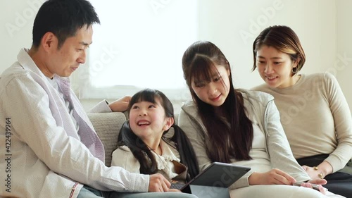 タブレットPCを見る日本人家族