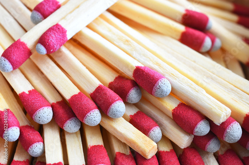 Fotografie A close up image of several wooden match sticks in a pile.