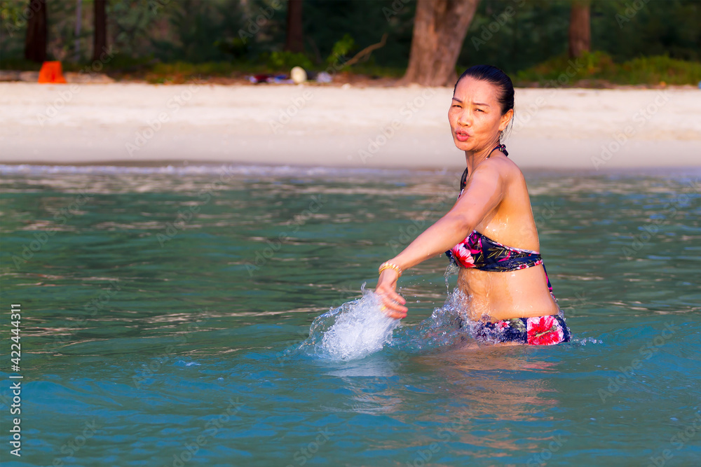Fototapeta premium Woman is traveler happy in water