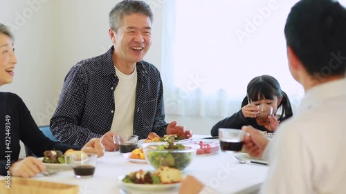朝食を食べる日本人三世代家族