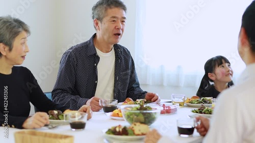 朝食を食べる日本人三世代家族