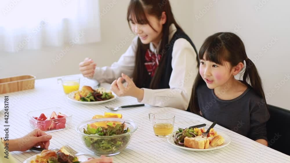 談笑しながら朝食を食べる日本人姉妹 談笑しながら朝食を食べる日本人姉妹