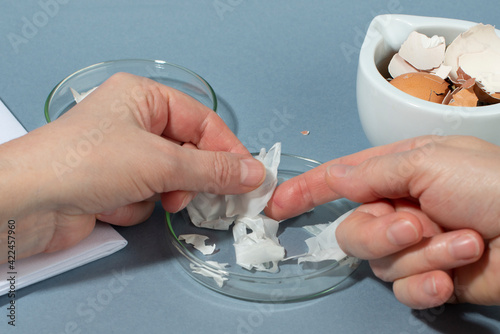 Fotografie Treating Finger Injuries with eggshell membrane - alternative natural bandage