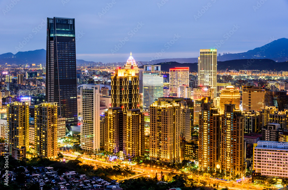 Obraz premium night view of Taipei Xinyi District from the top of the Xiangshan mountain in Taipei Taiwan.