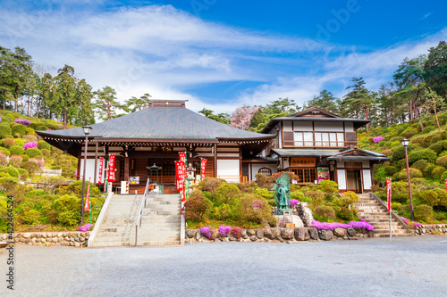Shiofune Kannon-ji is a 1,300-year-old Buddhist temple in Ome City. The temple is located in a bowl-like depression surrounded by hills covered by azalea bushes.