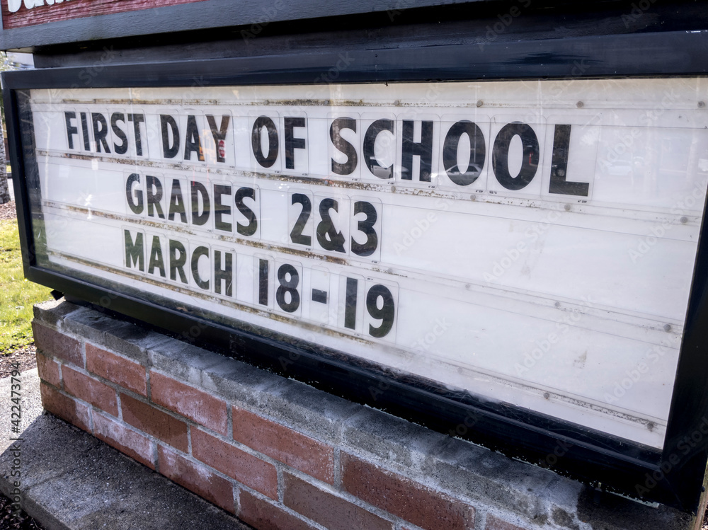 a 'Back to School' sign, inviting elementary students to return after the Covid 19 shutdown a 'Back to School' sign, inviting elementary students to return after the Covid 19 shutdown