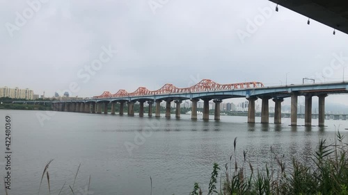 서울 한국 한강 동호대교 구름낀날씨 도시전경 