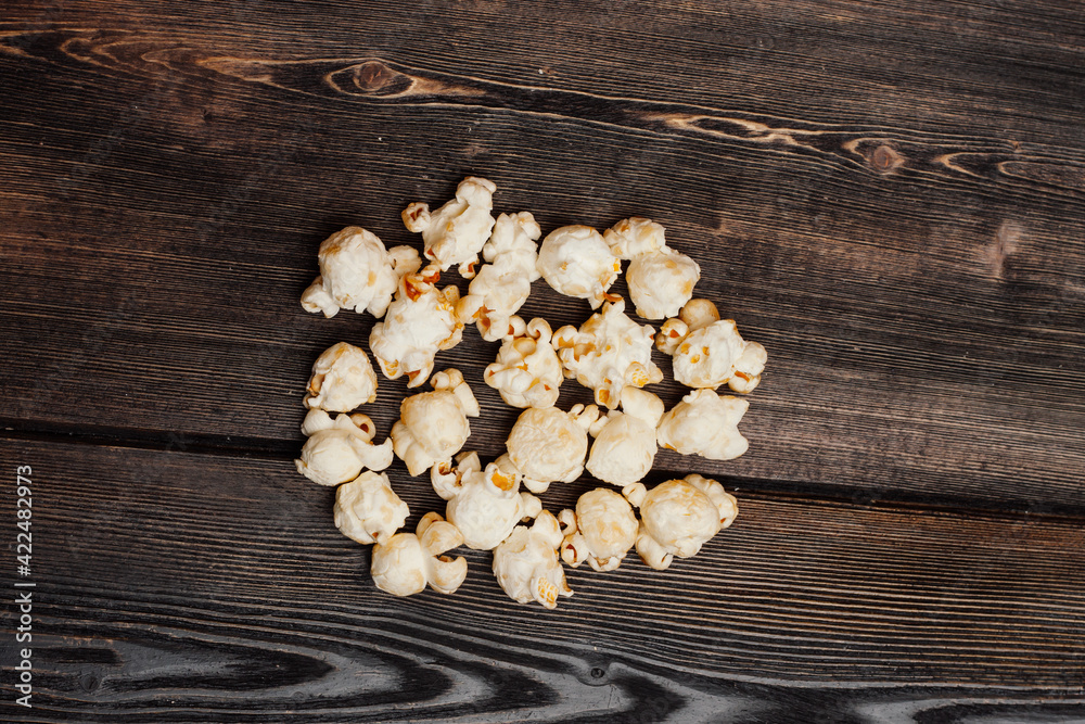 Fototapeta premium popcorn on a wooden table enjoyment rest meal