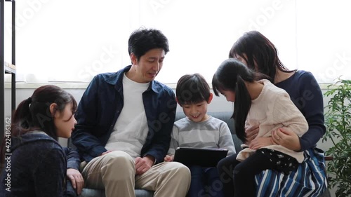 タブレットPCを見る日本人家族