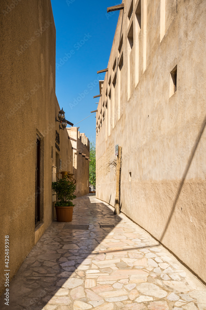 Obraz premium Traditional Arabic street in Bastakiya, Dubai