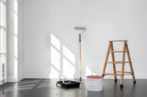 Fototapeta Naklejka Na Ścianę i Meble -  Painting the room, empty apartment ready for renovation, with copy space