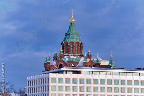 Obraz na płótnie Uspenski Cathedral, St Nicholas Church, Helsinki, Finland. On the foreground the white modern office building. w salonie