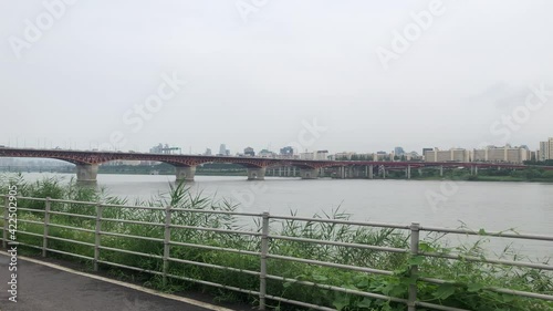 서울 한강 구름낀날씨 파노라마 자전가타는 사람 산책로 어두운날씨 도시경관 스카이라인