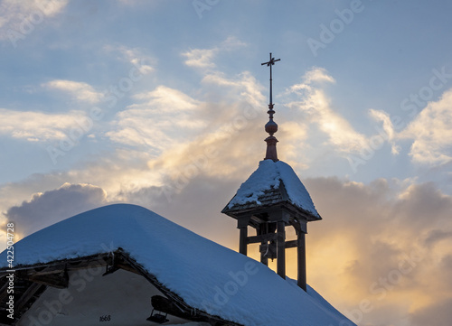 Petit clocher de chapelle de montagne photo