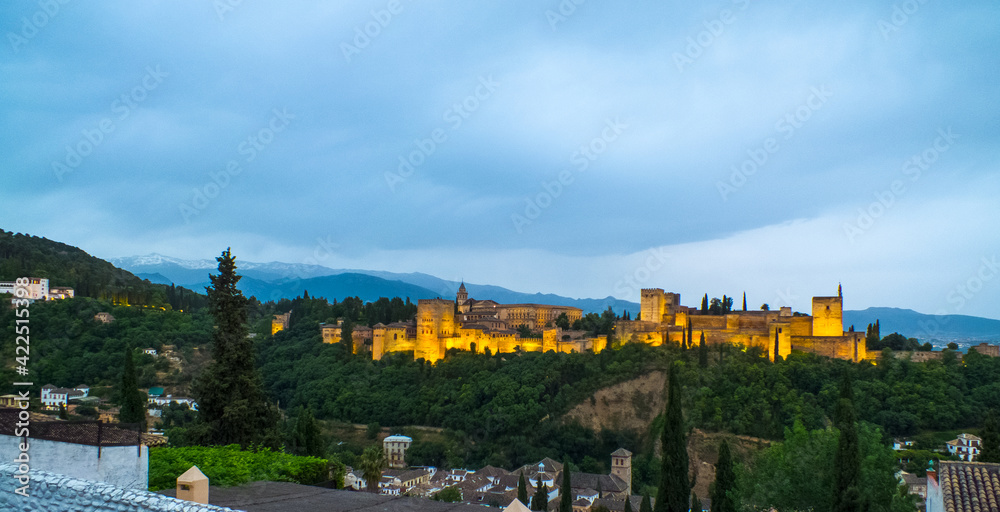 La Alhambra de Granada al atardecer con las montañas de fondo