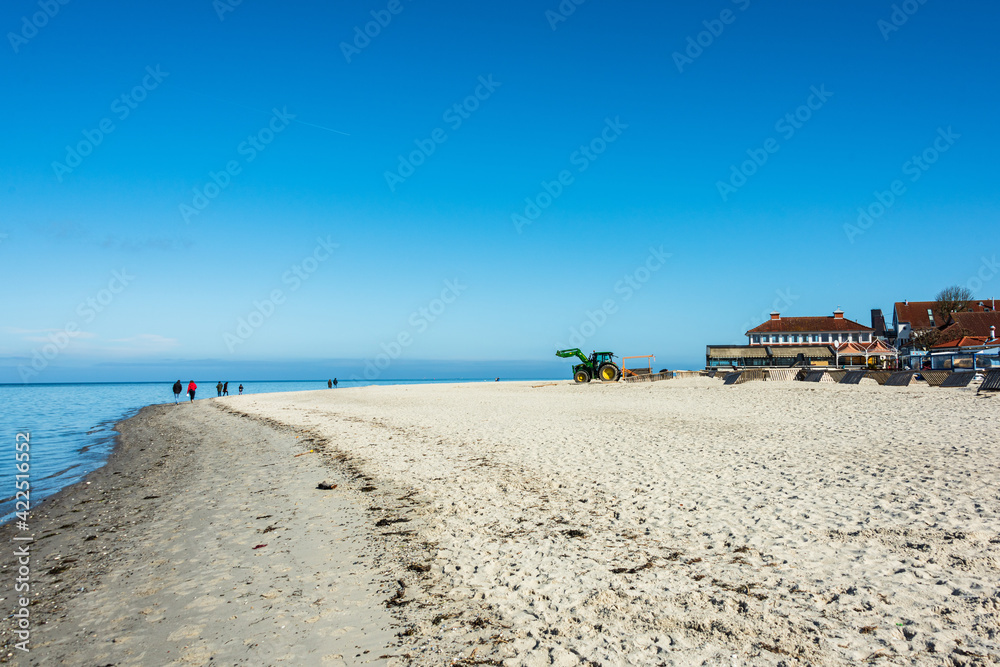 Laboe an der Kieler Förde am Stand, vorbereitende Arbeiten im Strandbereich Laboe an der Kieler Förde am Stand, vorbereitende Arbeiten im Strandbereich