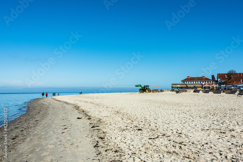 Laboe an der Kieler F  rde am Stand  vorbereitende Arbeiten im Strandbereich