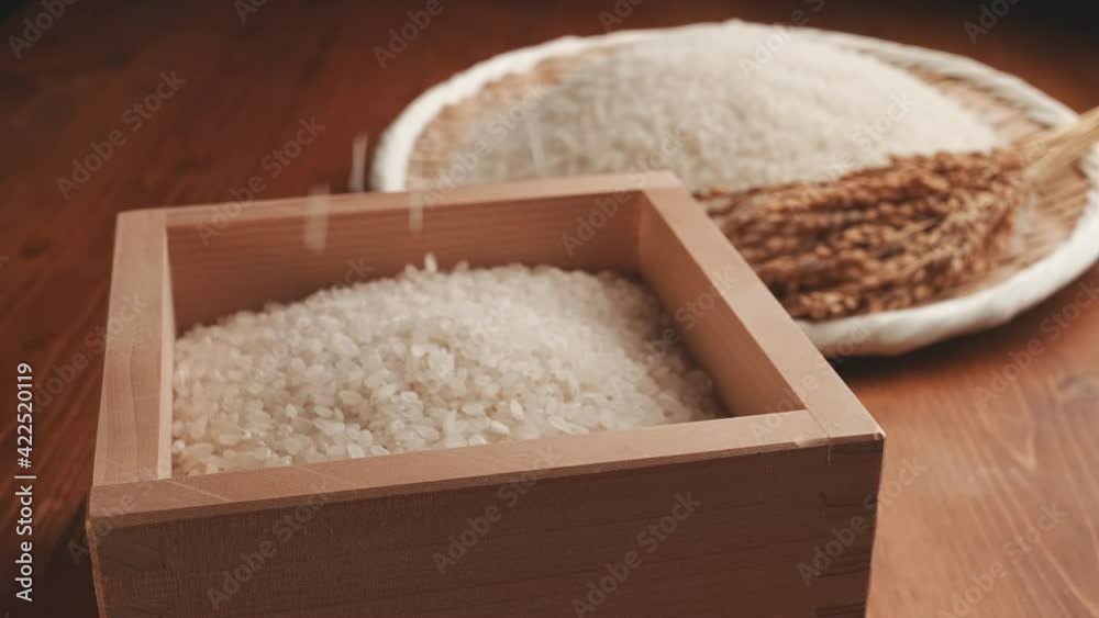 木の枡いっぱいのお米