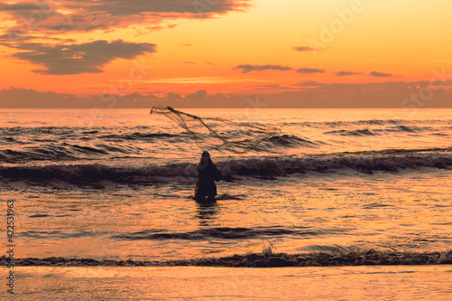 Pescatore solitario al tramonto