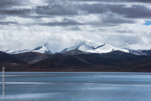 Tibetan lake and mountain scenery