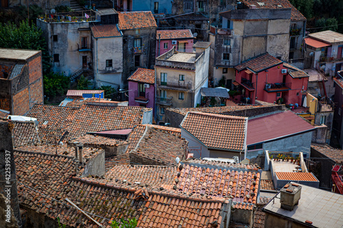 Fotomurale Congested living with colorful red tile rooftops in Castiglione di Sicilia in Sicily