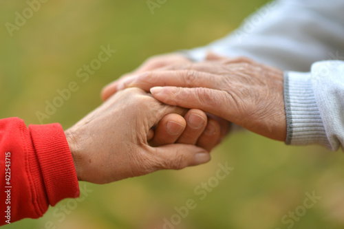 hands of senior Couple, cropped © aletia2011