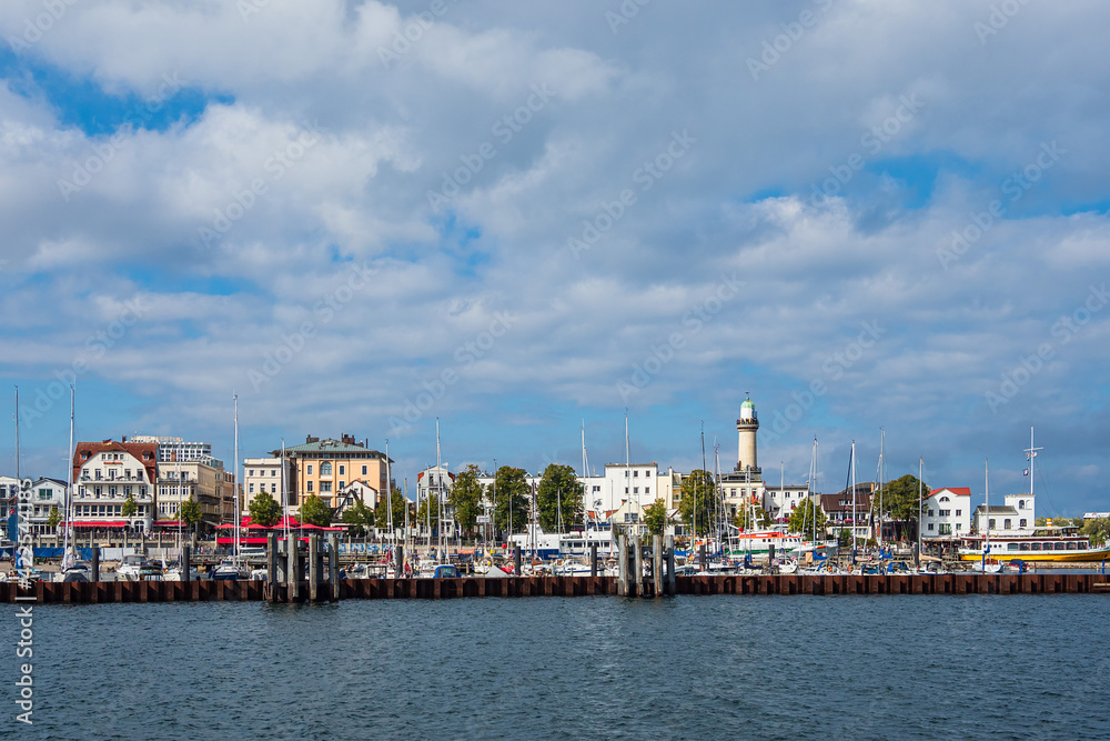 Fototapeta premium Blick auf den Leuchtturm von Warnemünde