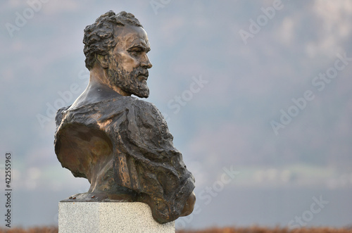 Die öffentliche Gustav Klimt Büste in Unterach am Attersee Österreich, Europa - The public Gustav Klimt bust in Unterach am Attersee Austria, Europe photo