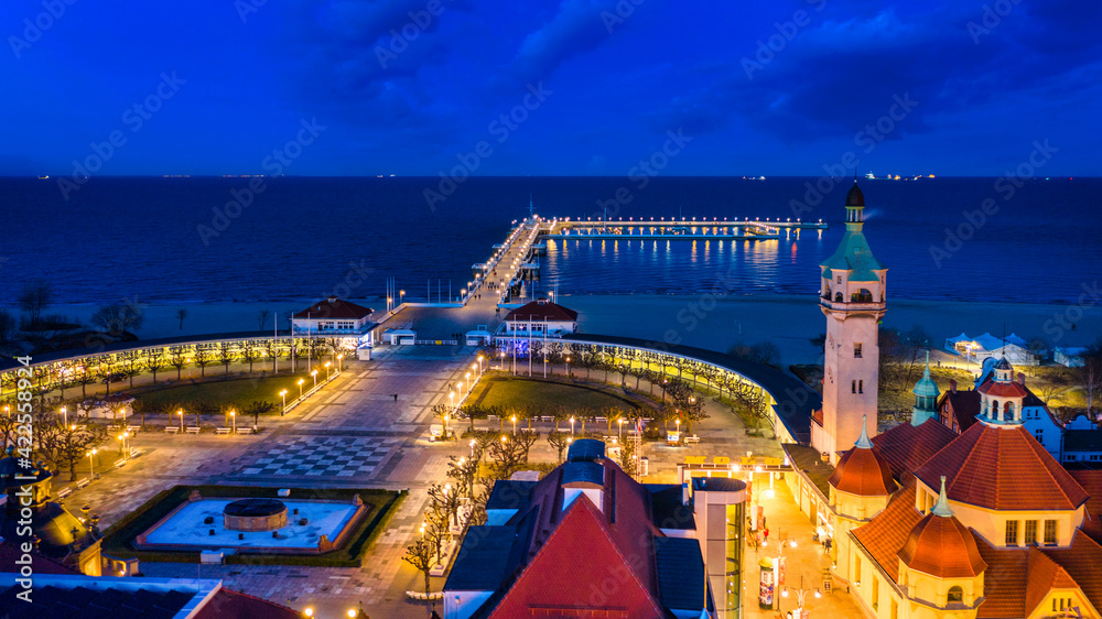 Obraz premium Beautiful pier (Molo) in Sopot by the Baltic Sea at dusk, Poland